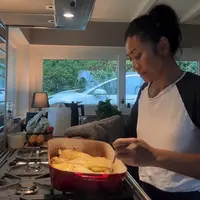 Anggun C Sasmi memasak (Instagram/anggun_cipta)