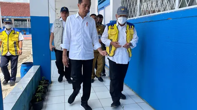 Presiden Jokowi mengunjungi SMP Negeri 1 Warungkondang, Kabupaten Cianjur, Provinsi Jawa Barat, Senin (5/12/2022).