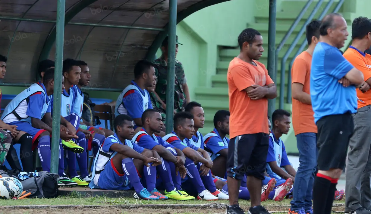 Pemain cadangan Uni Papua tengah serius menyaksikan PS TNI melawan Uni Papua pada laga uji coba di Mako Kostrad, Cilodong, Jawa Barat, (14/7/2016). (Bola.com/Nicklas Hanoatubun)