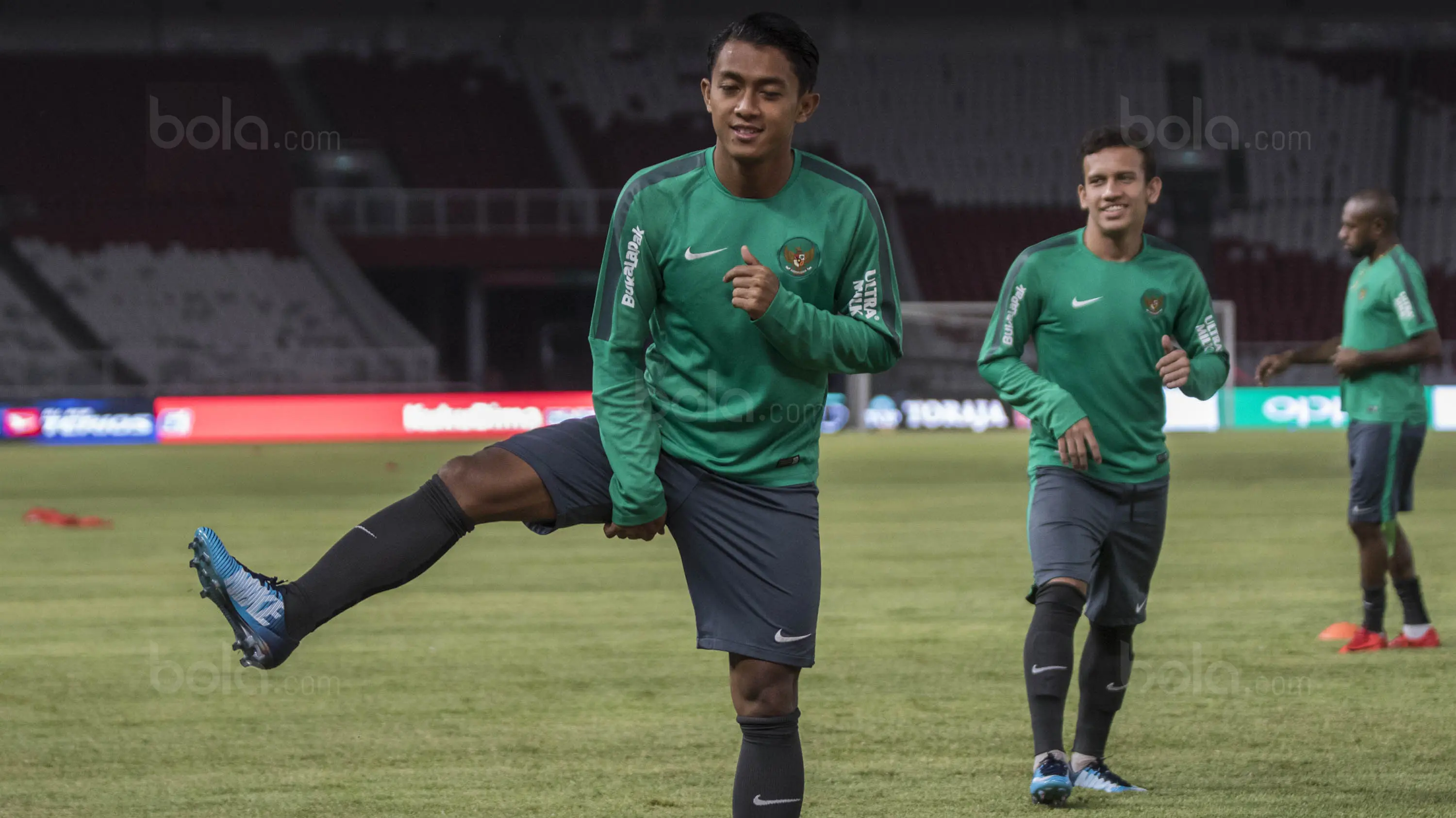 Gelandang Timnas Indonesia, Febri Hariyadi, melakukan pemanasan saat latihan di SUGBK, Jakarta, Sabtu (13/1/2018). Timnas Indonesia menggelar latihan terakhir sebelum laga persahabatan melawan Islandia. (Bola.com/Vitalis Yogi Trisna)