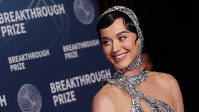 Mantra Katy Perry agar Siap Terbang ke Luar Angkasa Bersama Tunangan Jeff Bezos