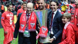 Sebelum pindah ke PSG, Unai Emery sukses bersama Sevilla. Unai membawa tim Spanyol tersebut meraih trofi Liga Europa League 2013-2014, 2014-2015, dan 2015-2016. (AFP/ Piotr Hawalej)