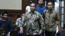 Ketua DPRD Kepulauan Sula Periode 2009-2014, Zainal Mus bersiap menjalani sidang perdana di Pengadilan Tipikor, Jakarta, Kamis (22/11). Sidang mendengarkan pembacaan dakwaan dari JPU KPK. (Liputan6.com/Helmi Fithriansyah)