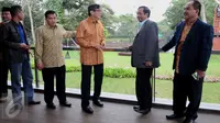 Menkumham, Yasonna Laoly, Mohammad Mahfud M.D dan para pakar ahli hukum berbincang usai rapat koordinasi di Bogor, Jawa Barat, Sabtu (24/9). Pemberian remisi pada koruptor harusnya dilakukan hakim saat vonis di pengadilan. (Liputan6.com/Gempur M Surya).
