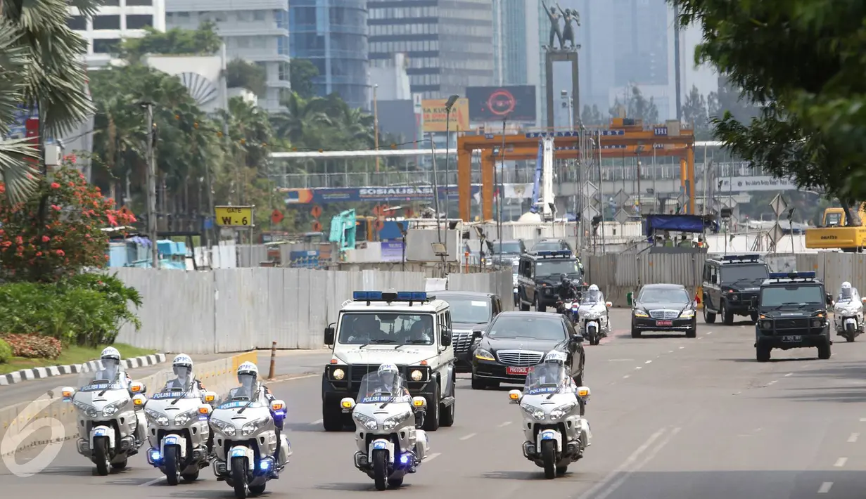 Iring-iringan rombongan Raja Arab Salman bin Abdulaziz al-Saud melintas di Jalan MH Thamrin, Jakarta, Kamis (2/3). Pada hari kedua kunjungannya ke Indonesia, Raja Salman bin Abdulaziz al-Saud menjalani sejumlah agenda. (Liputan6.com/Immanuel Antonius)