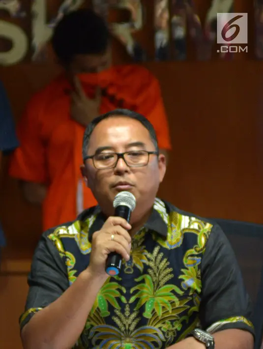 Kasubdit 1 Dittipidsiber Mabes Polri Kombes Pol Dani Koestoni saat rilis kasus pembobolan rekening nasabah bank di Jakarta, Jumat (30/11). Tersangka melakukan aksinya dengan modus SIM Swap Fraud. (Merdeka.com/Imam Buhori)
