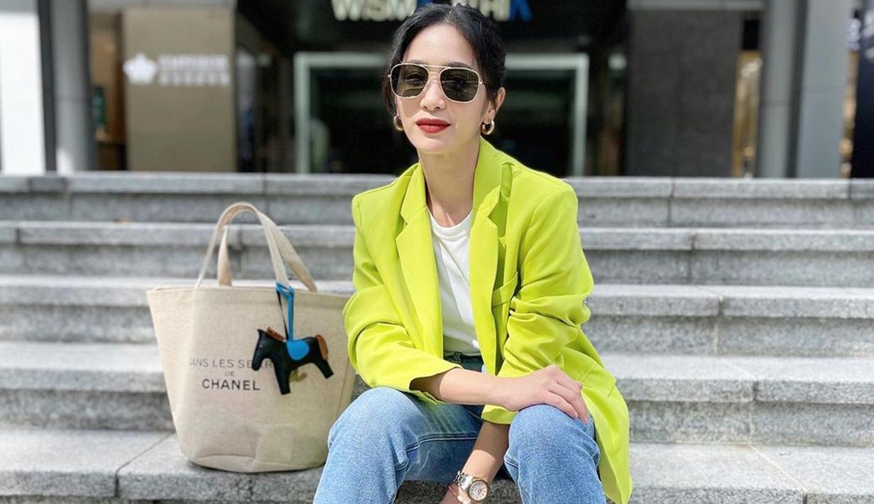 Melalui akun Instagram pribadinya, Bunga Zainal terbilang cukup aktif mengunggah berbagai kegiatan. Bahkan, dirinya juga kerap memperlihatkan gaya OOTD yang sering curi perhatian. (Liputan6.com/IG/@bungazainal05)