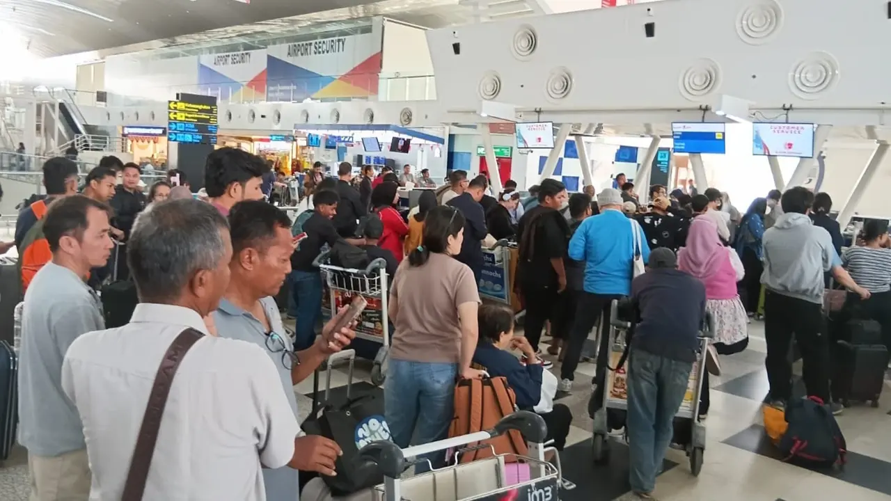 Penumpang Menumpuk di Bandara Kualanamu Usai Penerbangan Terdampak Erupsi Gunung Sinabung
