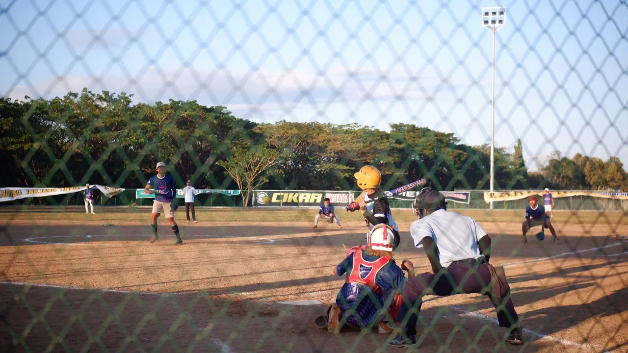 Latihan softbal di lapangan Kakidende Kendari, persiapan menuju kejuaraan dunia awal Juli 2023.(Liputan6.com/Ahmad Akbar Fua)