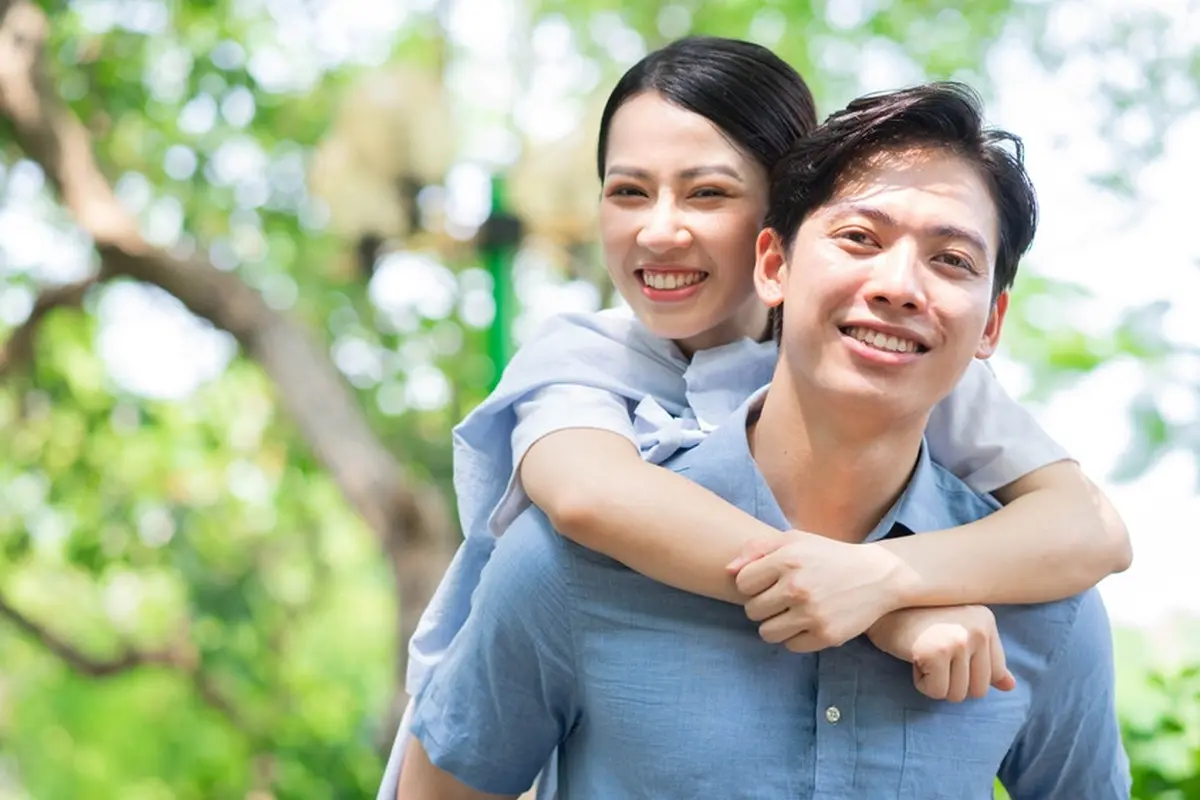 couple bahagia kencan romantis