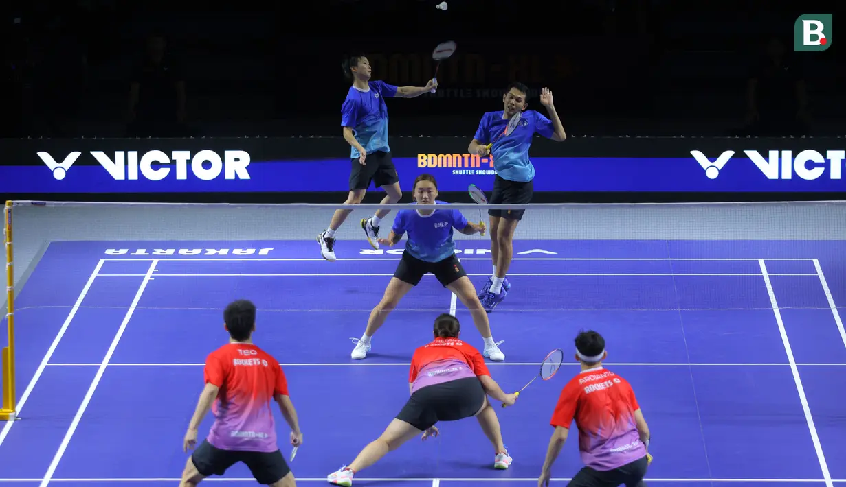 Yuta Watanabe (kiri atas) dari tim Lightning berusaha mengembalikan kok ke arah tim Rockets dalam laga pertama 3v3 Badminton XL 2025 di Istora Senayan, Jakarta, Sabtu (04/10/2025). (Bola.com/Bagaskara Lazuardi)