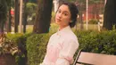 Meski baru berusia 18 tahun, Yasmin Napper selalu memperhatikan penampilannya. Gaya vintage menjadi salah satu pilihan pemain sinetron 	Love Story The Series ini. Seperti kali ini, Yasmin tampil cantik dengan dress panjang berwarna putih. (Liputan6.com/IG/@yasminnapper)