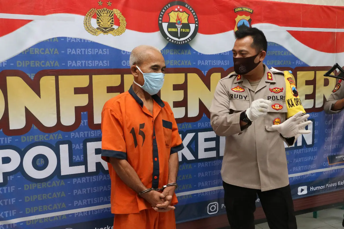 Polisi menangkap kakek yang mencabuli gadis di bawah umur. (Foto: Liputan6.com/Humas Polres Kebumen)