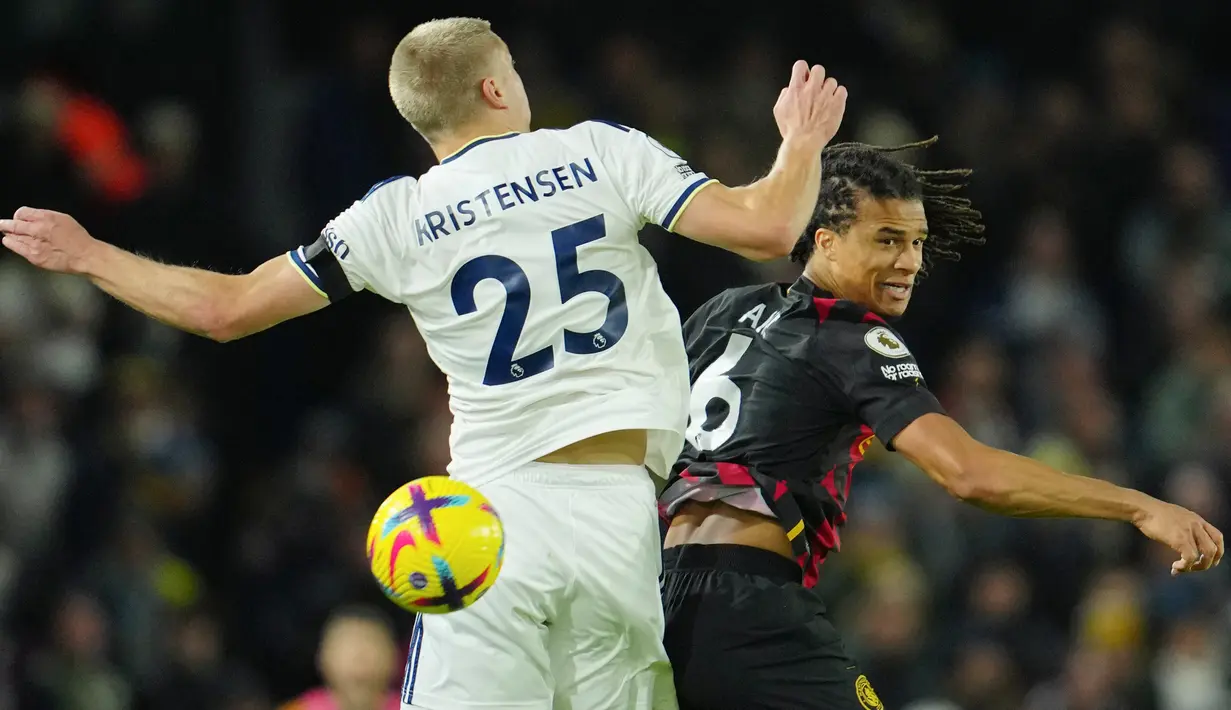 Pemain Leeds United Rasmus Kristensen (kiri) berebut bola dengan pemain Manchester City Nathan Ake pada pertandingan sepak bola Liga Inggris di Stadion Elland Road, Leeds, Inggris, 28 Desember 2022. Manchester City mengalahkan Leeds United dengan skor 3-1. (AP Photo/Jon Super)