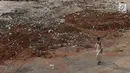 Pekerja berjalan di lahan terminal di Jalan Margonda Raya, Depok, Jawa Barat, Kamis (6/9). Megaproyek dengan total investasi Rp1,3triliun tersebut akan dilengkapi dengan mega blok komersil, hotel dan apartemen 22 lantai. (Liputan6.com/Immanuel Antonius)