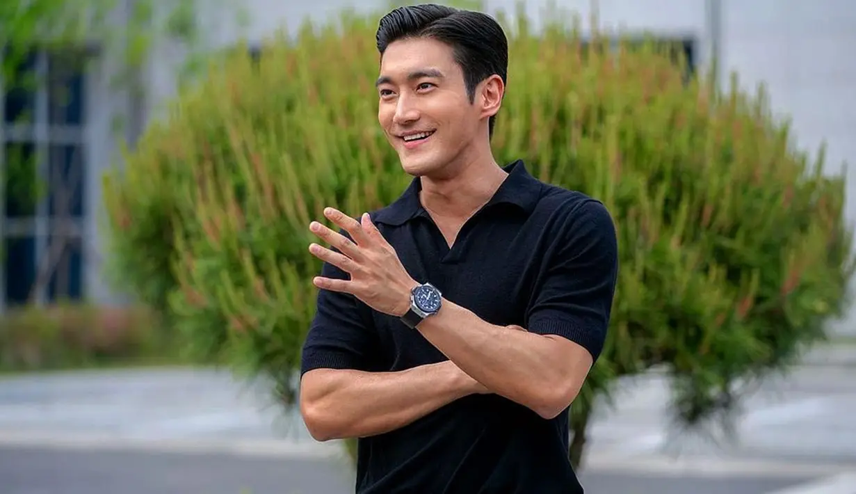 Tampil dalam balutan polo shirt, gaya Siwon Super Junior ini berhasil mencuri perhatian netizen. Dirinya terlihat begitu menawan dengan busana yang terbilang sederhana dan hanya memakai jam tangan pada penampilannya. (Liputan6.com/IG/@siwonchoi)