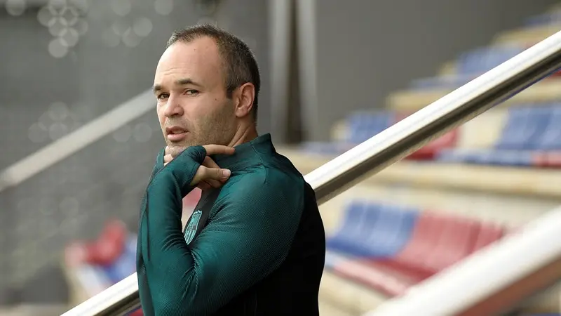 Andres Iniesta terikat kontrak dengan Barcelona hingga 2018. (AFP/Lluis Gene)