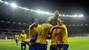 Pemain Brasil Dani Alves memeluk rekan-rekannya setelah Gabriel Jesus mencetak gol ke gawang Argentina saat semifinal Copa America 2019 di Stadion Mineirao, Belo Horizonte, Brasil, Selasa (2/7/2019). Brasil lolos ke final Copa America 2019 setelah menghajar Argentina 2-0. (AP Photo/Eugenio Savio)