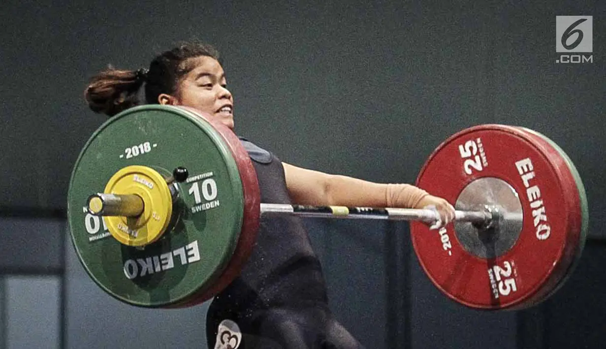 Raut wajah lifter Indonesia Melinda Gusti saat melakukan angkatan pada nomor angkat besi putri 75 Kg 18th Asian Games Invitation Tournament di JiExpo, Jakarta, Senin (12/2). Melinda memperoleh emas pada nomor tersebut. (Liputan6.com/Faizal Fanani)
