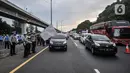 <p>Polisi secara simbolis membuka sistem one way di ruas Tol Jakarta-Cikampek KM 47, Karawang, Jawa Barat, Kamis (28/4/2022). Kebijakan one way di ruas Tol Jakarta-Cikampek KM 47 hingga Tol Kalikangkung KM 414 diterapkan mulai hari ini sebagai upaya mengurai kemacetan kendaraan para pemudik. (Liputan6.com/Iqbal S. Nugroho)</p>