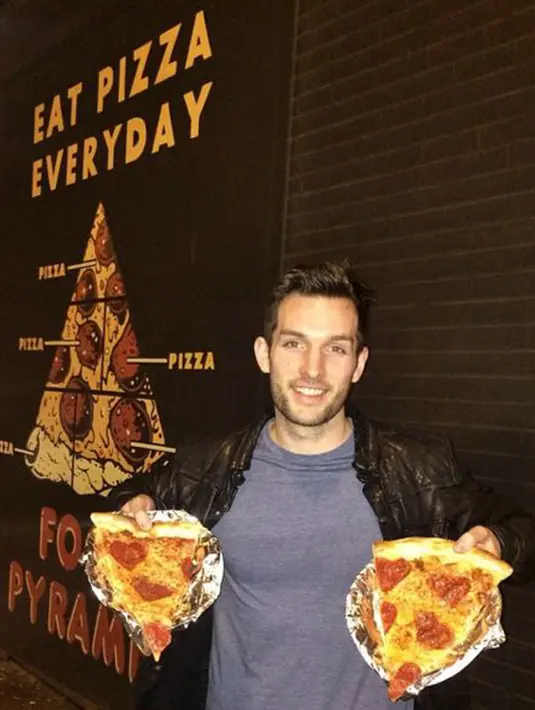 Bermula pada usia lima tahun, Phil Duncan sangat menyukai pizza baguette yang dibelinya di Disneyland Paris. Sejak itu, pria asal Liverpool, Inggris itu jatuh cinta dan tidak bisa berhenti makan pizza. (instagram.com/phil.duncan)