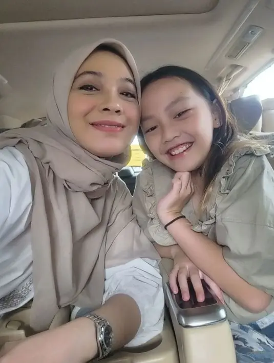 Menginjak masa-masa remaja, sosok Embun sudah mulai menunjukkan pesonanya. Ia pun tak kalah menawan dari mamanya. (instagram.com/omeshomesh)