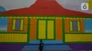 Pekerja melihat mural di Flyover Gaplek, Tangerang Selatan, Rabu (10/3/2021). Dengan mengangkat budaya lokal, simbol-simbol Betawi digambar menggunakan 1.200 Liter cat beragam warna. dan mural ditargetkan rampung pada akhir Maret 2021. (Liputan6.com/Faizal Fanani)