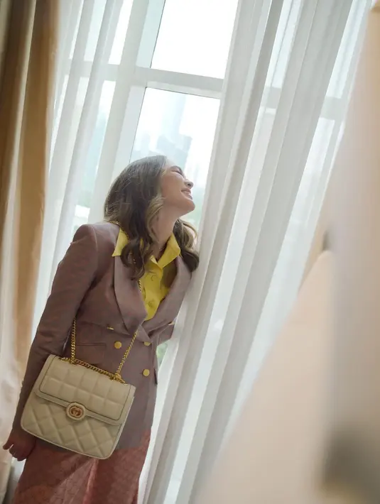 Blazer warna lilac juga cocok dipadukan dengan kemeja warna kuning cerah seperti OOTD Luna Maya ini. [IG/lunamaya].