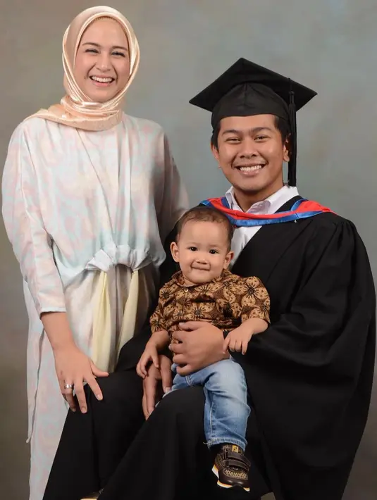 Saat menemani suaminya, Chandra Tauphan Ansar diwisuda beberapa waktu lalu, Nina cantik banget dengan hijabnya yang simple. Nina sangat pandai memilih warna dan model hijab yang dikenakannya. (Instagram/ninazatulini22)