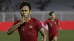 Striker Timnas Indonesia U-22, Osvaldo Haay, merayakan gol yang dicetaknya ke gawang Singapura U-22 pada laga SEA Games 2019 di Stadion Rizal Memorial, Manila, Kamis (28/11). Indonesia menang 2-0 atas Singapura. (Bola.com/M Iqbal Ichsan)