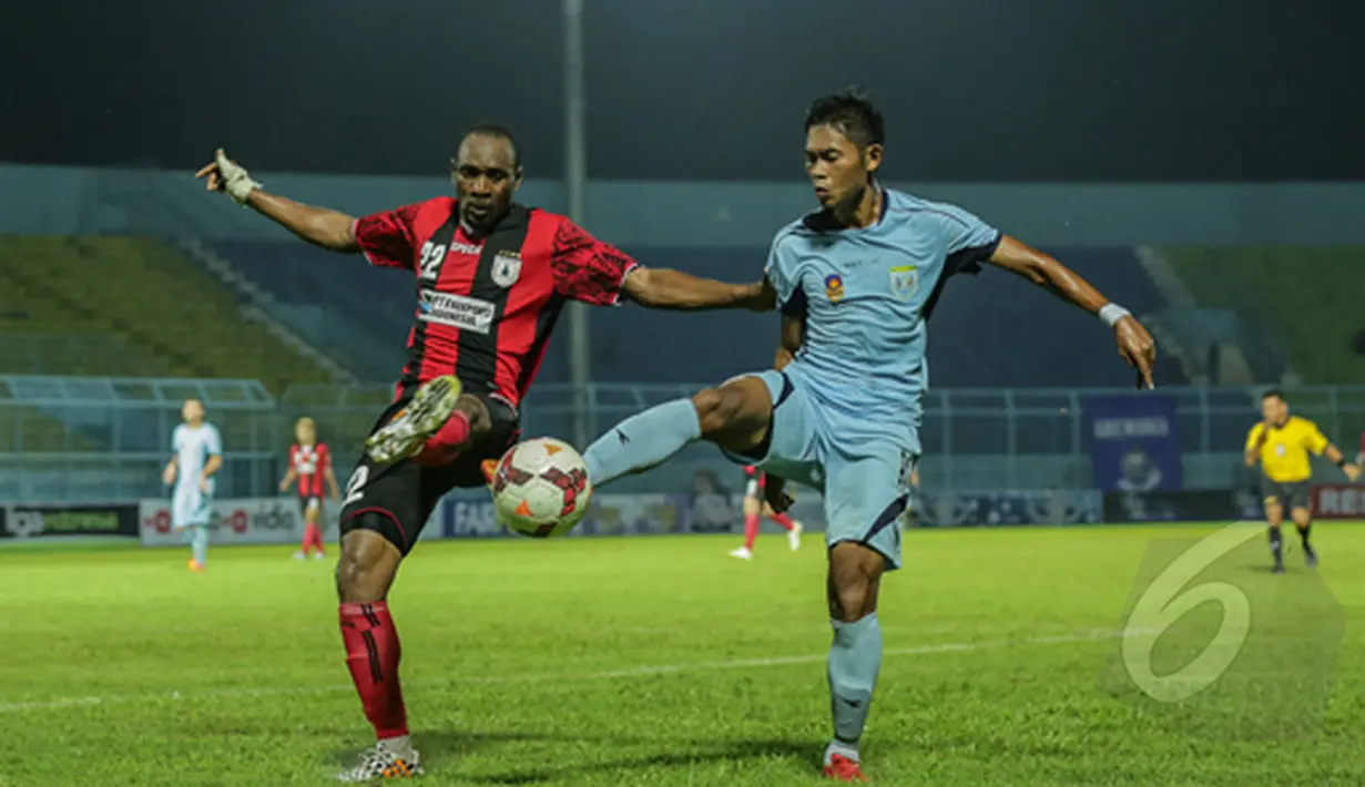 Penyerang Persipura, Kone (tengah) mengontrol bola melawati hadangan pemain Persela Lamongan saat berlaga di SCM Cup 2015 di Stadion Kanjuruhan, Malang, Minggu (18/1/2015).  Persela unggul 1-0 atas Persipura.   (Liputan6.com/Faizal Fanani)