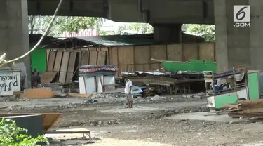 Bahkan, ada bangunan liar yang kabarnya berubah menjadi klub malam.