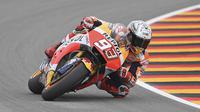 Pebalap MotoGP, Marc Marquez dari Repsol Honda Team melaju pada lintasan, Marc berhasil meraih posisi start terdepan pada sesi kualifikasi di Sirkuit Sachsenring, Hohenstein-Ernstthal, Jerman, 2/7/2017). (Hendrik Schmidt/dpa via AP)