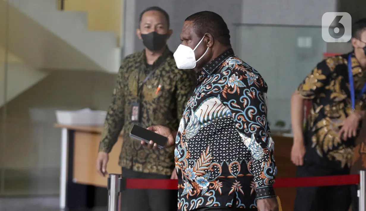 Wakil Bupati Mamberamo Tengah Yonas Kenelak (kanan) usai menjalani pemeriksaan di Gedung KPK, Jakarta, Rabu (3/8/2022). KPK memeriksa Wakil Bupati Mamberamo Tengah Yonas Kenelak sebagai saksi untuk tersangka Ricky Ham Pagawak selaku Bupati Mamberamo Tengah terkait dugaan suap dan gratifikasi. (Liputan6.com/Helmi Fithriansyah)