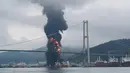 Api melahap kapal kargo di pelabuhan Ulsan, di pantai tenggara Korea Selatan (28/9/2019). Menurut pihak berwenang, sembilan pelaut terluka setelah kebakaran terjadi di kapal kargo dan menyebar ke kapal lain menyusul ledakan di kota pelabuhan tenggara Ulsan tersebut. (AFP/Yonhap)