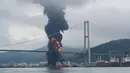 Api melahap kapal kargo di pelabuhan Ulsan, di pantai tenggara Korea Selatan (28/9/2019). Menurut pihak berwenang, sembilan pelaut terluka setelah kebakaran terjadi di kapal kargo dan menyebar ke kapal lain menyusul ledakan di kota pelabuhan tenggara Ulsan tersebut. (AFP/Yonhap)