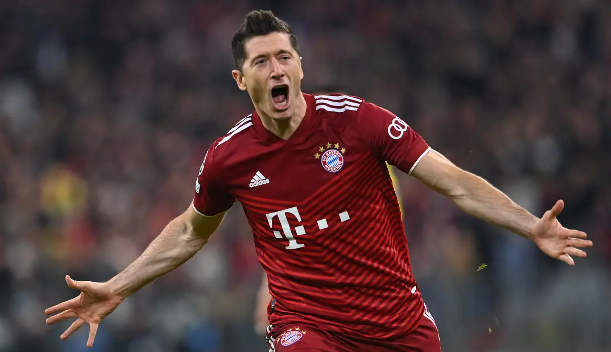 Robert Lewandowski. Striker Polandia berusia 35 tahun yang telah 8 musim memperkuat Bayern Munchen ini tercatat pernah mengoleksi 50 gol atau lebih dalam 1 musim sebanyak 2 kali pada musim 2019/2020 dengan 55 gol dan pada musim 2021/2022 dengan 50 gol. Keduanya dibuat saat ia memperkuat Bayern Munchen. Saat ini sang pemain dikabarkan diminati Barcelona untuk mengarungi musim 2022/2023. (AFP/Christof Stache)