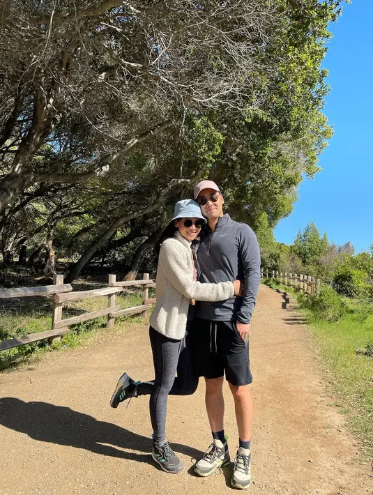 Memiliki hobi yang sama, yakni berolahraga, Maudy Ayunda kerap menghabiskan waktu bersama Jesse Choi dengan jalan-jalan. Dalam sebuah potret, keduanya tampil kompak dengan mengenakan jaket. Maudy Ayunda menggunakan jaket berbulu dengan legging sedangkan Jesse mengenakan sportwear dan celana pendek. (instagram/maudyayunda)