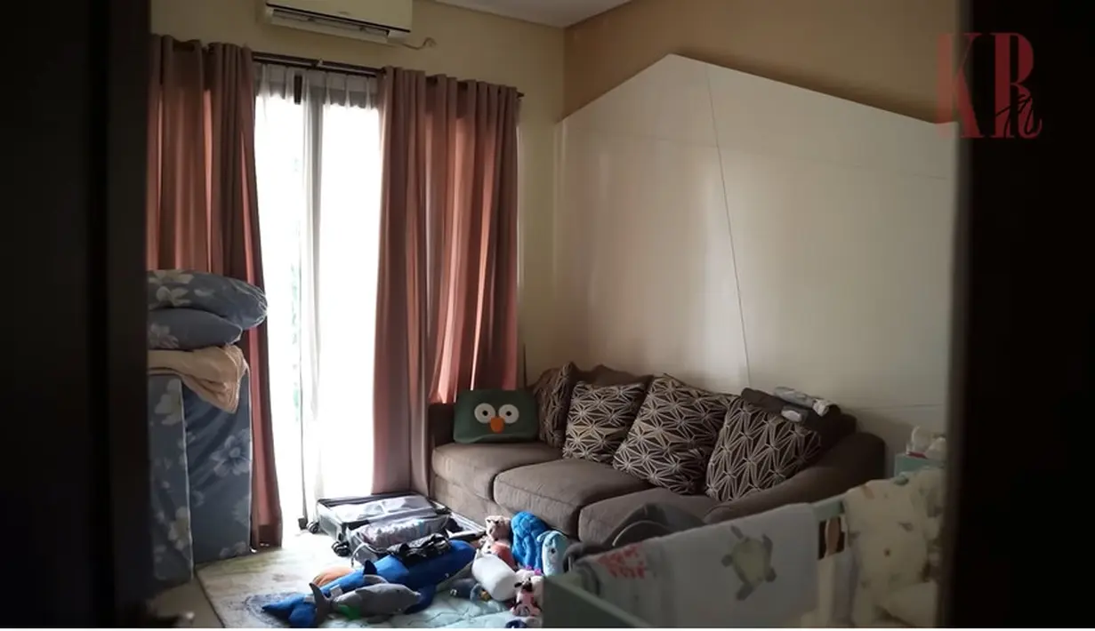 Naik ke lantai dua, terdapat kamar anak, kamar utama hingga arena bermain anaknya. Potret kamar anak Ello. [Youtube/KR TV]