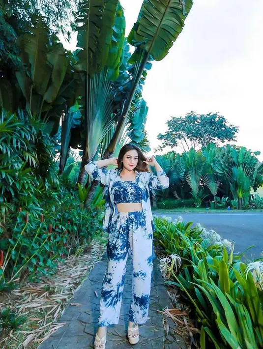 Kali ini, Celine tampil dalam balutan tie-dye outfit yang sempat jadi tren kala pandemi. @celine_evangelista.