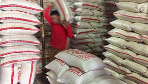 Pekerja mengangkut karung beras di Pasar Induk Beras Cipinang, Jakarta, Senin (15/1). Wagub Sandiaga Uno mengatakan Pemprov DKI akan selalu membeli beras Sulawesi dan Banten karena lebih memprioritaskan beras dari petani. (Liputan6.com/Immanuel Antonius)