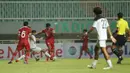 Pemain Timnas Indonesia U-17 Muhammad Nabil Asyura berebut bola dengan Timnas Guam U-17  dalam laga Kualifikasi Piala Asia U-17 2023 Grup B di Stadion Pakansari, Cibinong, Kabupaten Bogor, Jawa Barat, Senin (3/10/2022). Tim besutan Bima Sakti Tukiman itu menghajar Guam 14-0 pada laga pertama. (FOTO: Dok. PSSI)