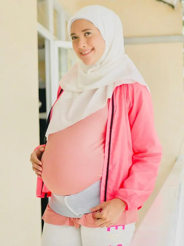 Hamil Anak Kedua, Ini 6 Potret Adhitya Putri Istri Ridwan Ghany Pamer Baby Bump
