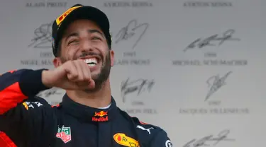 Pembalap Red Bull, Daniel Ricciardo mereyakan kemenangannya di atas podium usai menjuarai balapan GP Azerbaijan di Baku, Minggu (25/6). Kemenangan itu sekaligus menandai kesuksesan pertamanya meraih puncak pertama musim ini. (AP Photo/Darko Bandic)