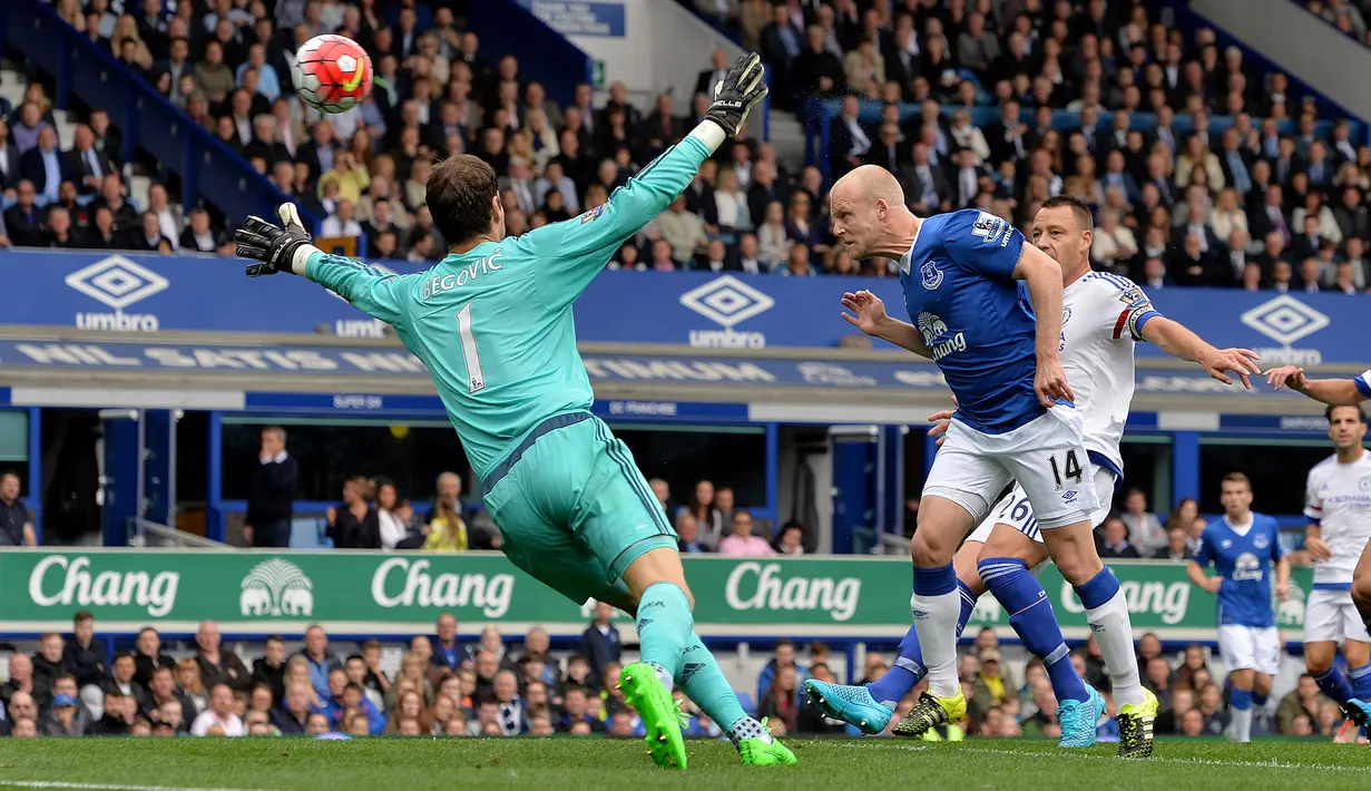 Pemain Everton, Steven Naismith, mencetak gol pertama ke gawang Chelsea dalam lanjutan Liga Premier Inggris di Stadion Goodison Park. Sabtu (12/9/2015). (EPA/Peter Powell)