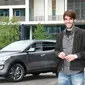 Kaka nampak sumringah ketika mendapat Hyundai Santa Fe tersebut.