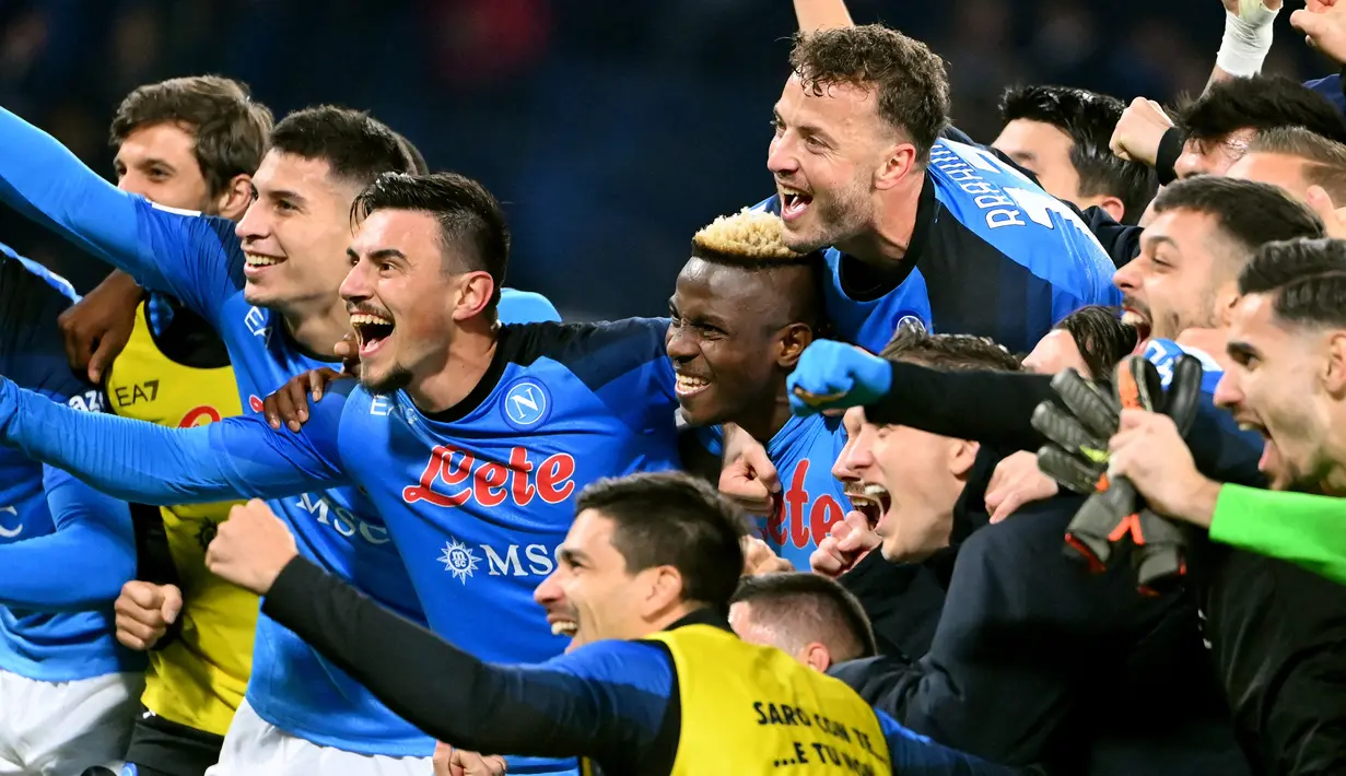 Pekan ke-18 Liga Italia 2022/2023 dibuka dengan kemenangan sensasional Napoli atas Juventus dengan skor telak 5-1 di Diego Armando Maradona Stadium, Naples, Sabtu (14/1/2023) dini hari WIB. Victor Osimhen menjadi bintang kemenangan Napoli dengan mencetak dua gol ke gawang Wojciech Szczesny. Dengan tambahan tiga poin, Napoli makin mengukuhkan posisinya di puncak klasemen sementara dengan raihan 47 poin, unggul 10 angka dari AC Milan dan Juventus di peringkat kedua dan ketiga. (AFP/Alberto Pizzoli)