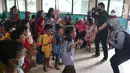 Direktur PAUD Institute Danang Sasongko (kiri) dan karyawan Askrindo menghibur anak-anak korban banjir dengan bermain, bernyanyi dan menari bersama di Kantor Kecamatan Cilamaya Wetan, Cikampek Jumat (12/02/2021). (Liputan6.com/Pool/Askrindo)