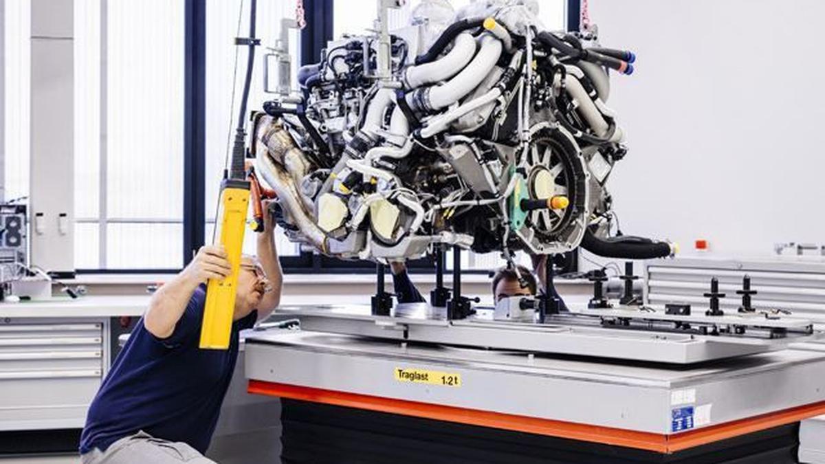 Ekstra Kompleksnya Line Production Bugatti Chiron - Galeri Otosia.com