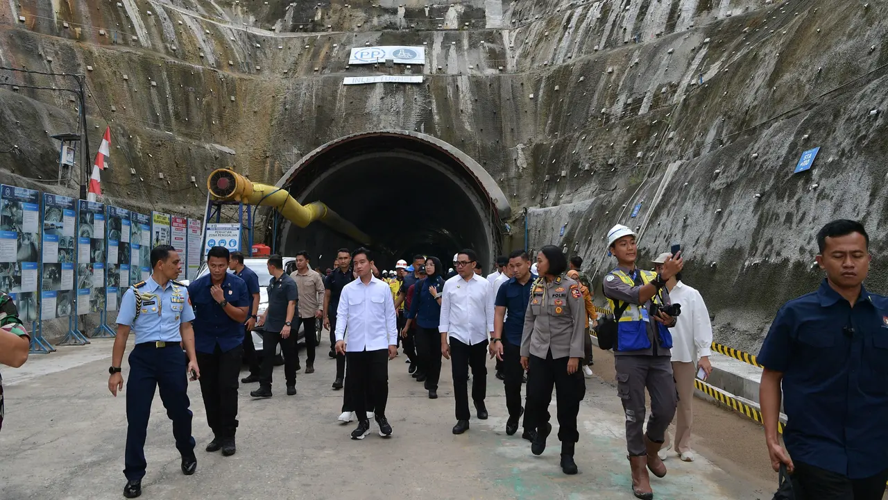 Wapres Gibran Rakabuming Raka meninjau proyek pembangunan Terowongan Selili yang juga dikenal sebagai Terowongan Samarinda, Kalimantan Timur, Rabu (12/2/2025).